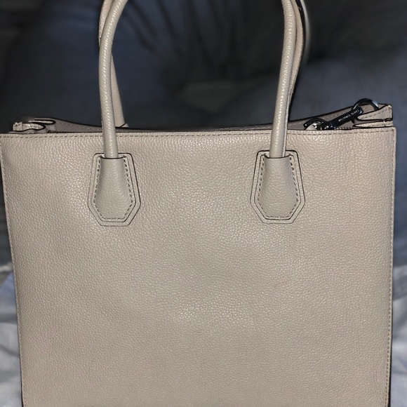 SOLD! MK Pebbled Leather Mercer Tote w/Gift - Picture 4 of 7